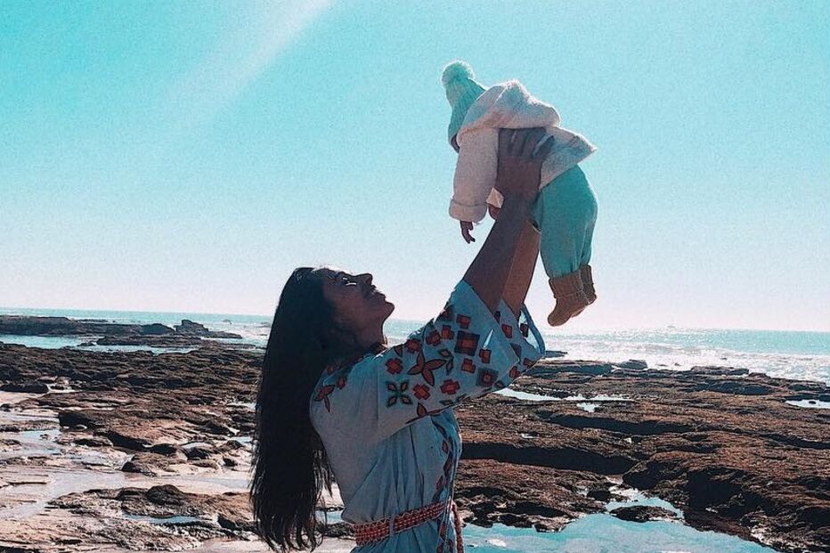 Rita Pereira na praia com o filho