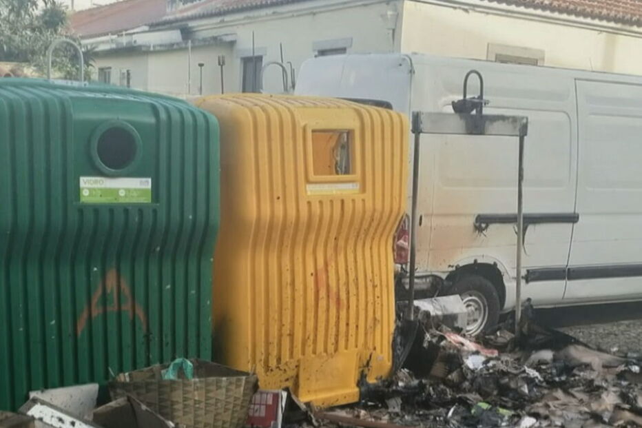 Ecopontos incendiados e um veículo danificado em Agualva, Sintra