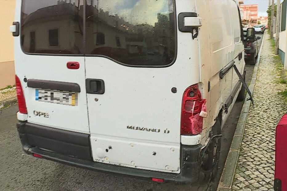 Ecopontos incendiados e um veículo danificado em Agualva, Sintra