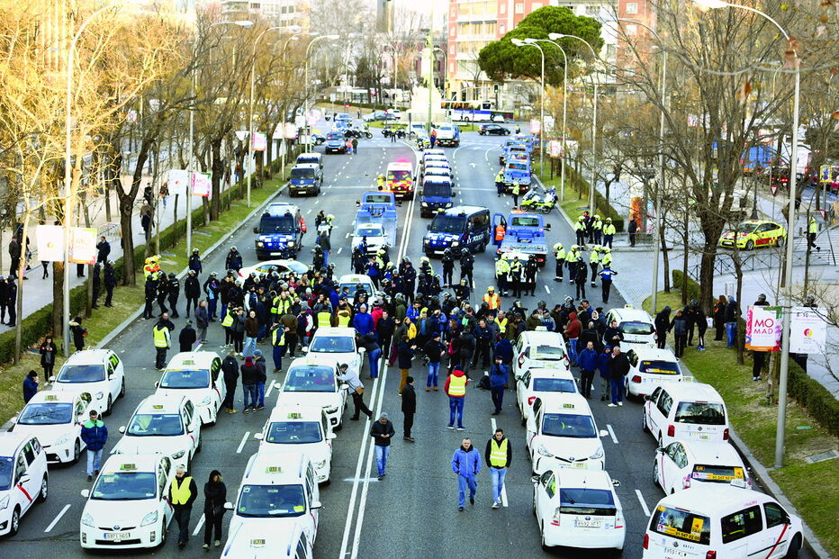 Os taxistas cortaram o trânsito ao início da manhã na Avenida La Castellana, perto do estádio do Real Madrid   