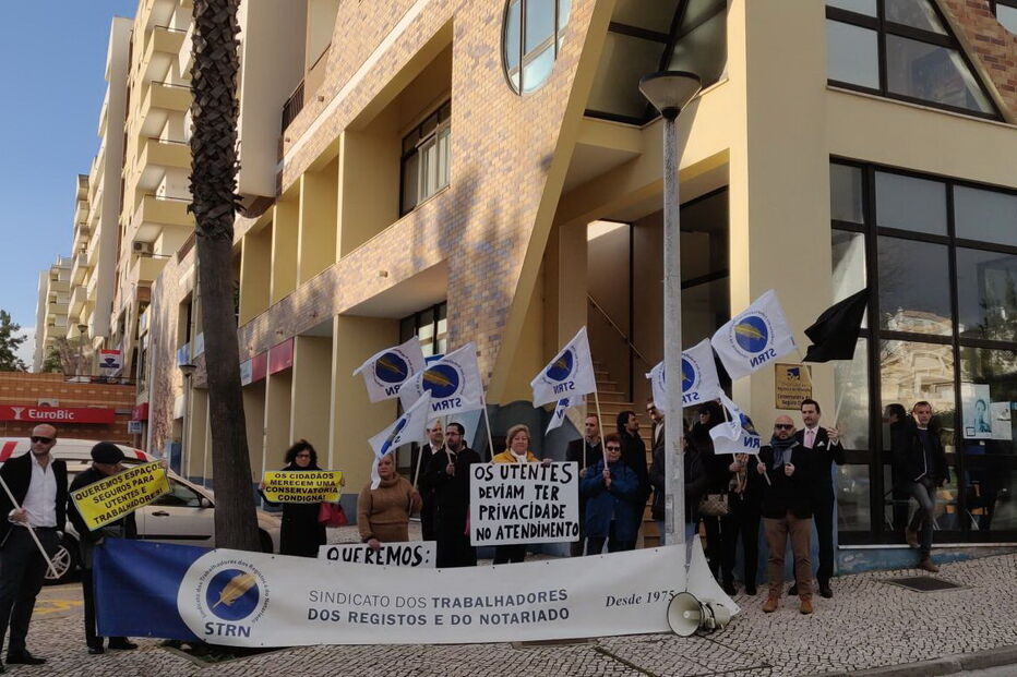Falta de condições na conservatória leva utentes a manifestarem-se em Lagos