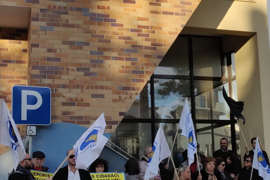 Falta de condições na conservatória leva utentes a manifestarem-se em Lagos