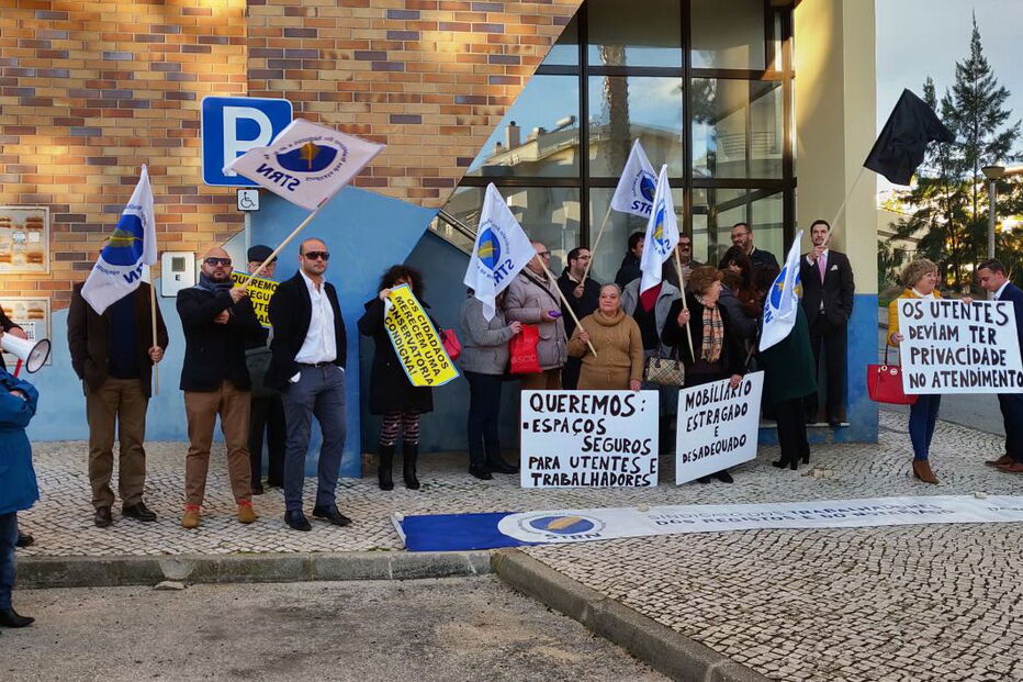Falta de condições na conservatória leva utentes a manifestarem-se em Lagos