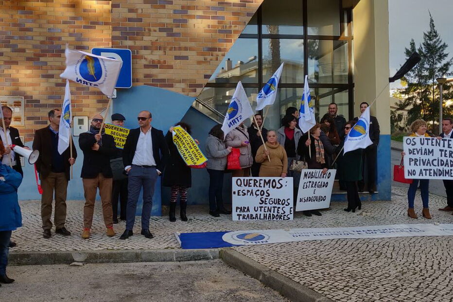 Falta de condições na conservatória leva utentes a manifestarem-se em Lagos