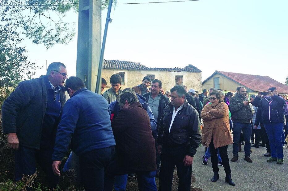 Habitantes de Carvalhal estão furiosos com a disputa de terras e não querem pertencer à vizinha aldeia de Castelo