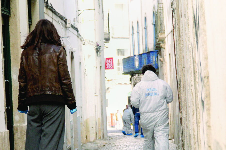 Polícia Judiciária esteve toda a manhã na casa onde o corpo foi encontrado e na rua a recolher indícios