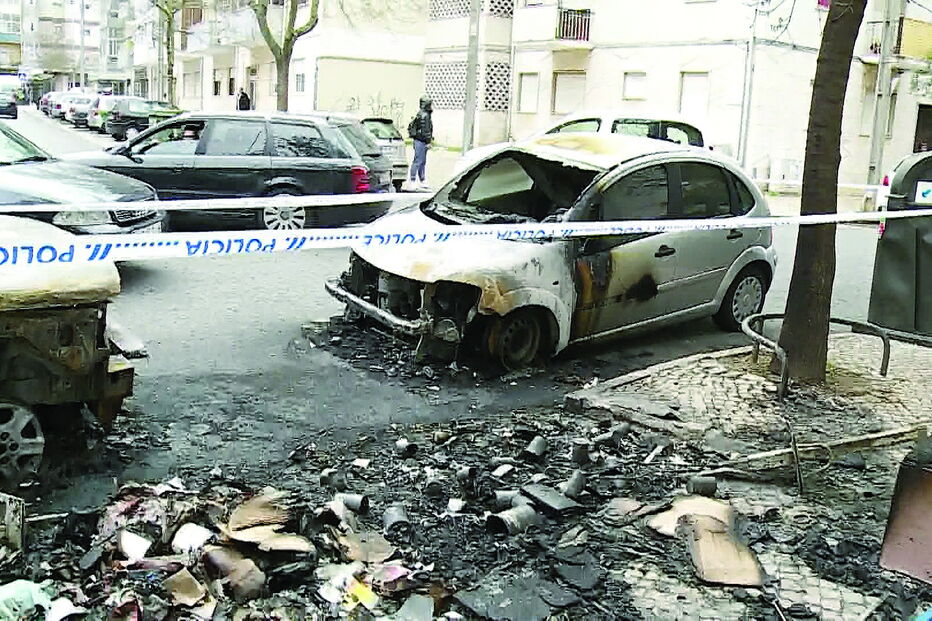 Dois carros parados junto a caixotes do lixo ficaram destruídos pelo fogo no Laranjeiro, Almada  