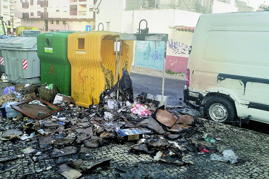 Fogo atinge carrinha em Agualva 