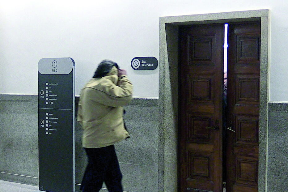 Carlos Cordeiro tapou o rosto à entrada para a sala de audiências 