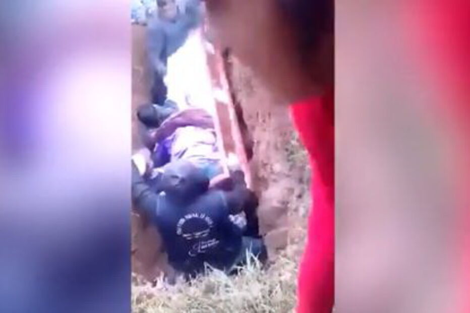 Corpo sai para fora do caixão durante funeral após coveiro tropeçar