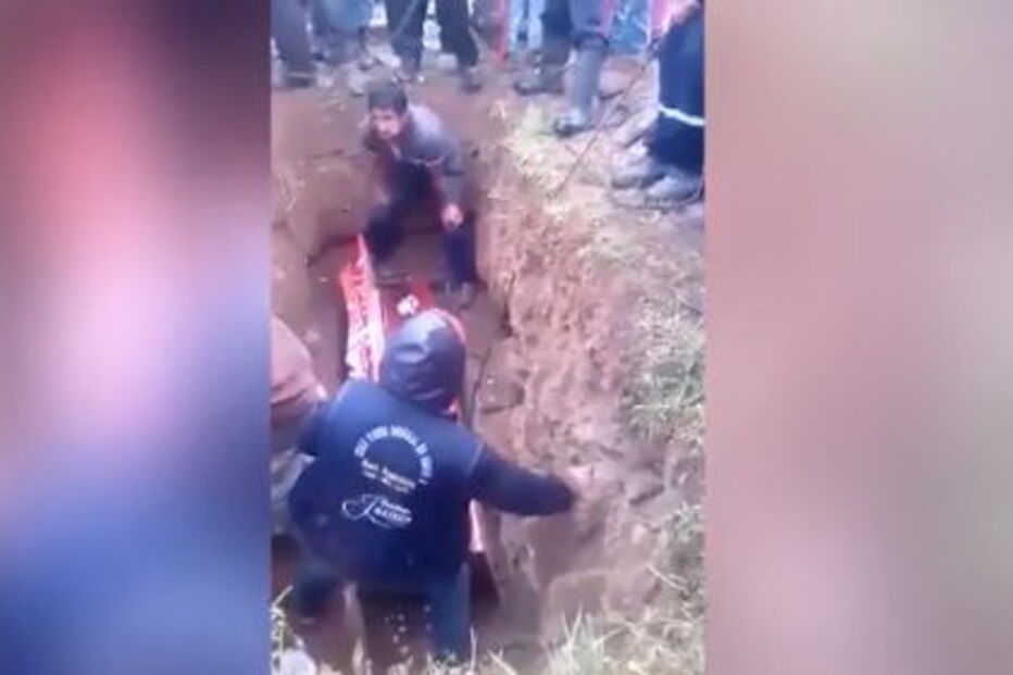 Corpo sai para fora do caixão durante funeral após coveiro tropeçar