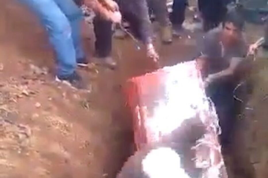 Corpo sai para fora do caixão durante funeral após coveiro tropeçar