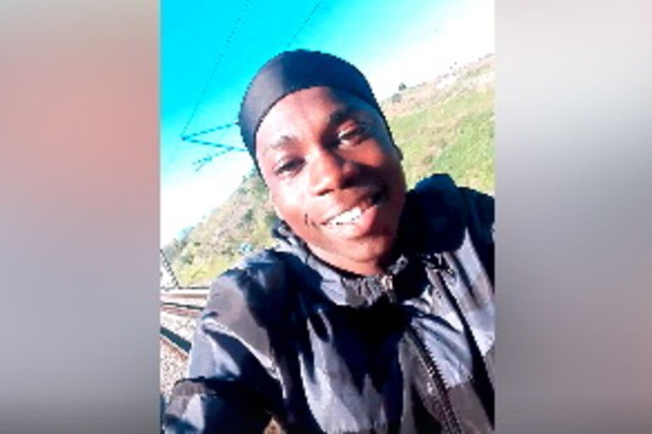 Vídeo mostra jovem a ser transportado no exterior de comboio da CP na linha de Sintra