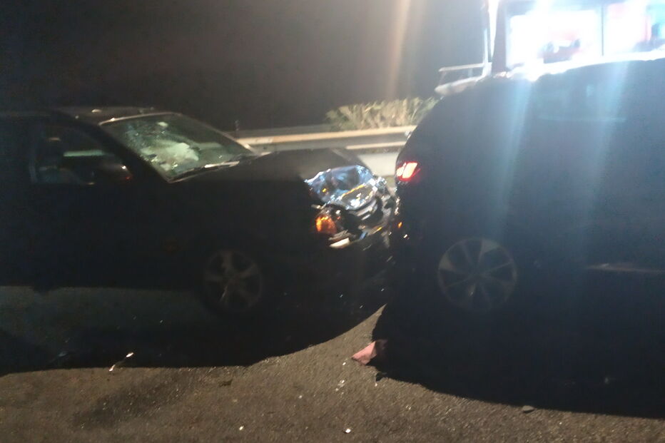 Colisão com quatro carros deixa uma vítima encarcerada na A4 em Paredes