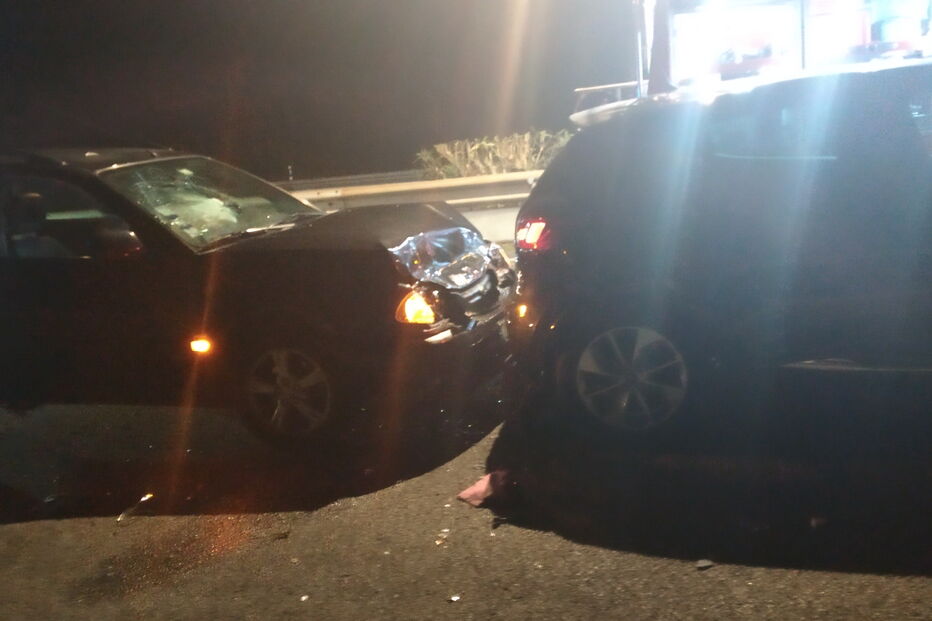 Colisão com quatro carros deixa uma vítima encarcerada na A4 em Paredes