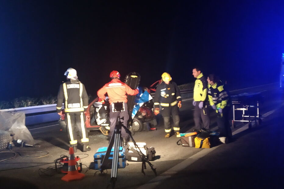 Colisão com quatro carros deixa uma vítima encarcerada na A4 em Paredes