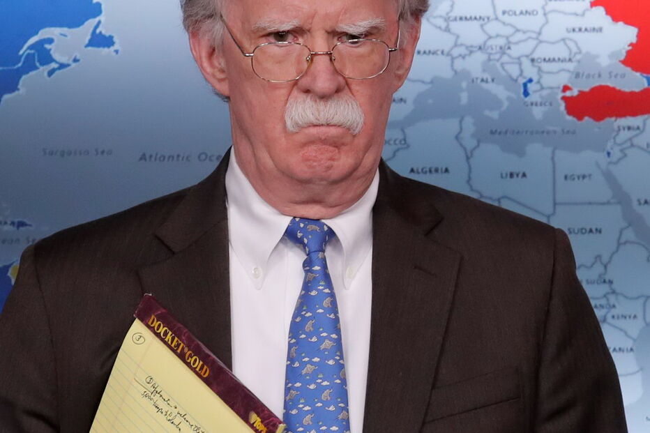 Bolton deixou-se fotografar com um bloco com anotação comprometedora  