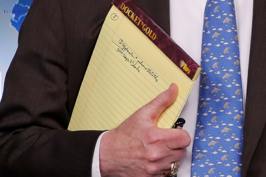 Bolton deixou-se fotografar com um bloco com anotação comprometedora  