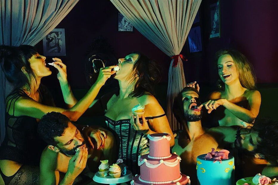 Maria João Abreu com Martim Pedroso numa cena deste espetáculo inspirado em Marquês de Sade  
