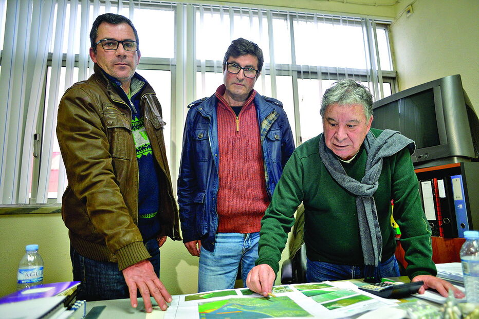 Miguel Sena (esq.), Daniel Ferreira e Ricardo Santos (dir.) representam a comunidade  piscatória da região