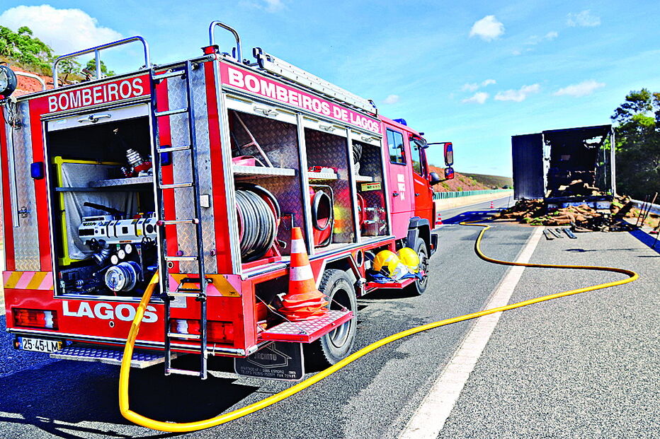 Bombeiros de Lagos dizem que contingente de voluntários é insuficiente para garantir unidade mínima 24 horas por dia