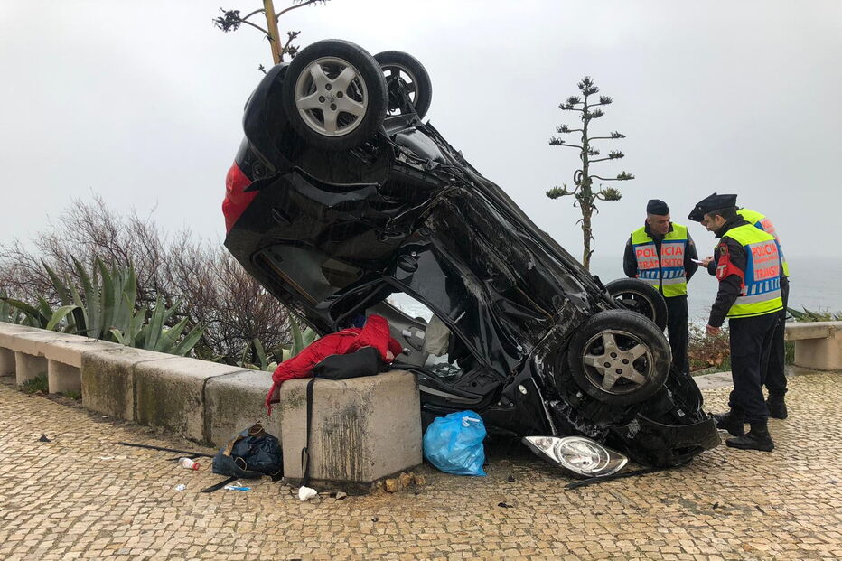 Jovem de 22 anos em estado grave após despiste na zona da Parede na Marginal