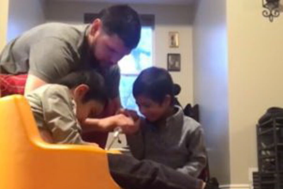 Menino com síndrome de down ajuda irmãos deficientes a comer e a vestir