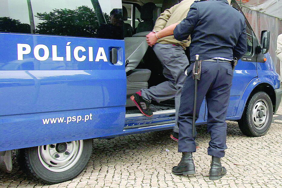 Dupla sequestra jovens em roubo 