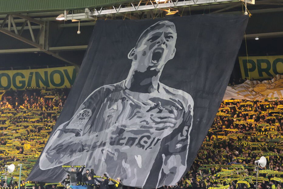 Jogo do Nantes parado aos nove minutos para homenagem arrepiante a Emiliano Sala 