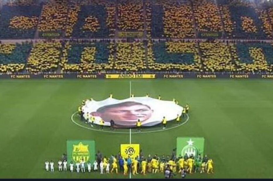 Jogo do Nantes parado aos nove minutos para homenagem arrepiante a Emiliano Sala 