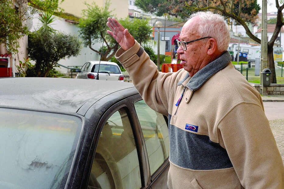 José Figueira mostra uma das viaturas cobertas de pó branco, situação que se tem repetido nos últimos meses