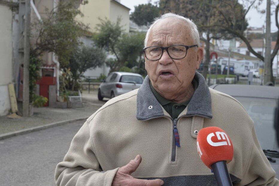 José Figueira mostra uma das viaturas cobertas de pó branco, situação que se tem repetido nos últimos meses