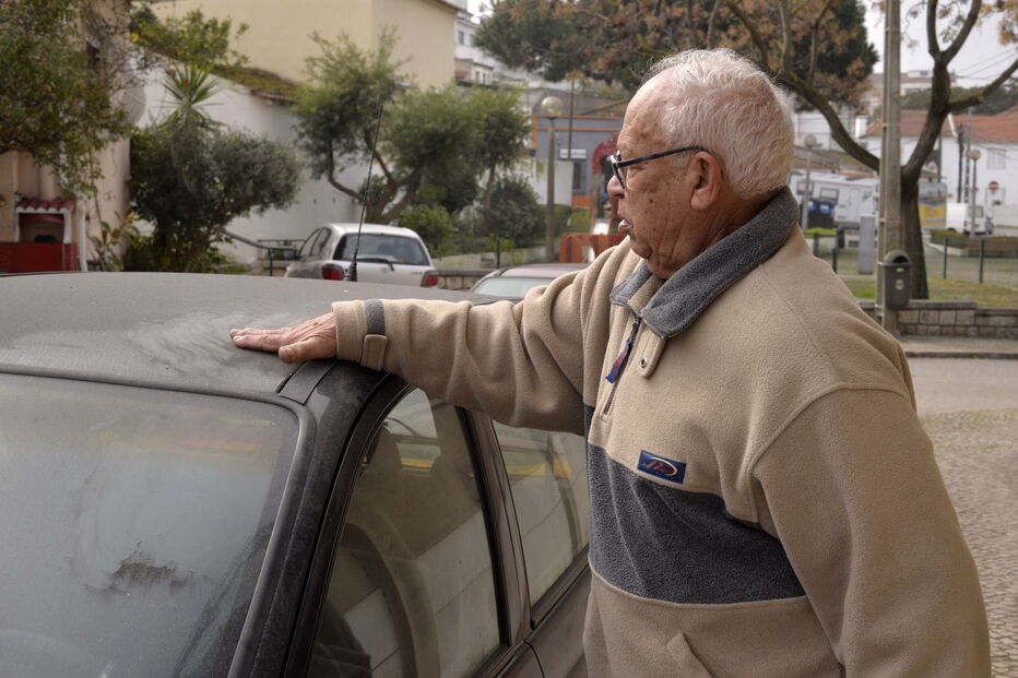 José Figueira mostra uma das viaturas cobertas de pó branco, situação que se tem repetido nos últimos meses