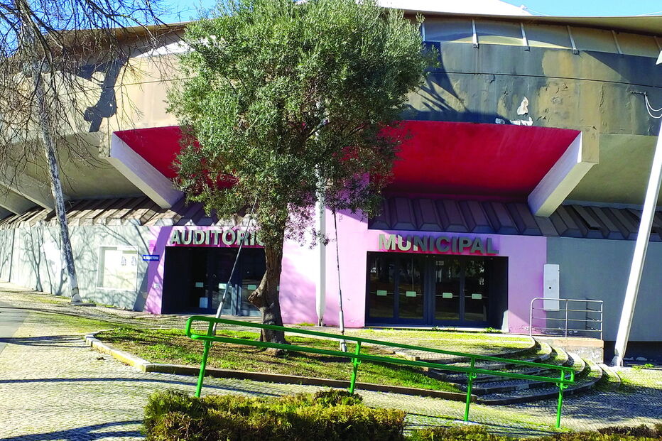 Auditório vai ser “totalmente reabilitado, o que inclui a substituição da cobertura e melhor acústica”, promete a câmara 