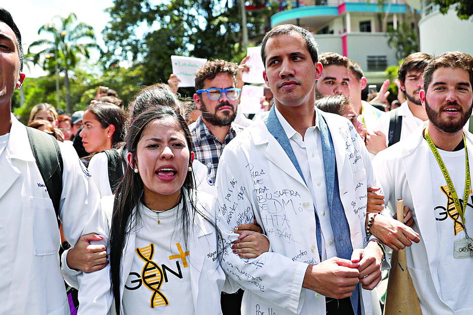 Juan Guaidó liderou manifestação em Caracas. Opositor declarou-se Presidente interino há uma semana e conta com o apoio dos EUA e vários países vizinhos