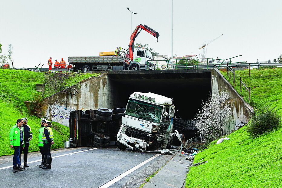 Despiste de camião que caiu de uma altura de seis metros, junto ao Estádio do Jamor