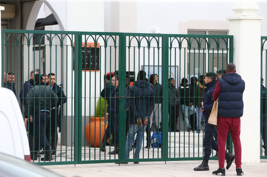 Pessoas cercadas pela GNR após invasão de loja no Campera Outlet Shopping