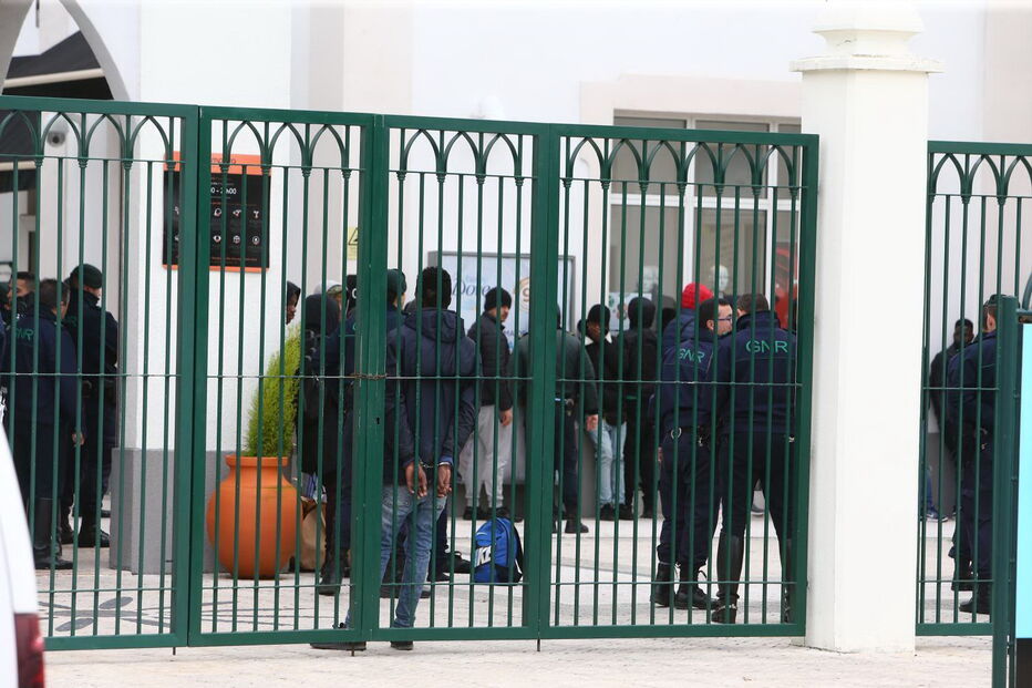 Pessoas cercadas pela GNR após invasão de loja no Campera Outlet Shopping
