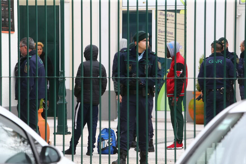 Pessoas cercadas pela GNR após invasão de loja no Campera Outlet Shopping
