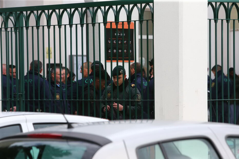 Pessoas cercadas pela GNR após invasão de loja no Campera Outlet Shopping
