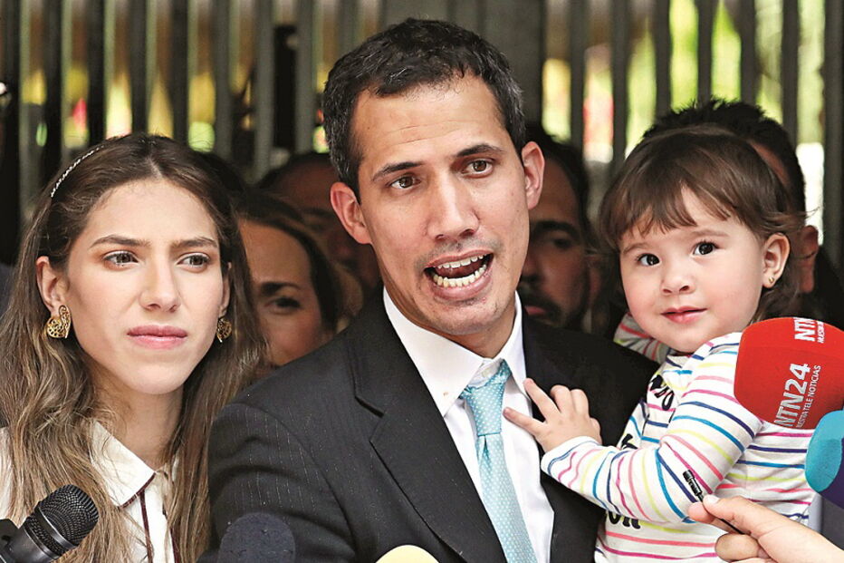Juan Guaidó com a mulher e a filha, alvos de intimidação por parte das forças de segurança do regime chavista  