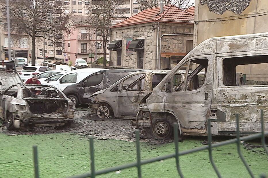 Danos bem visíveis num stand  localizado em Campanhã, na cidade do Porto, após o incêndio da madrugada desta quinta-feira 