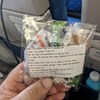 Mãe que viaja com filho bebé de avião oferece doces e tampões aos passageiros