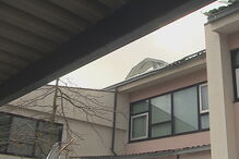 Telhado caído na Escola Secundária Doutor Manuel Gomes de Almeida, em Espinho