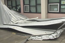 Telhado caído na Escola Secundária Doutor Manuel Gomes de Almeida, em Espinho