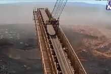 O momento em que a torrente de água e lama se escapada das barragens da mina de Brumadinho