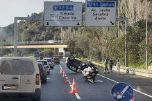 Carro despista-se e capota no acesso ao tabuleiro da Ponte 25 de Abril em Lisboa