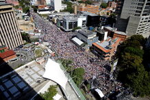 Ruas da Venezuela enchem-se de manifestantes pró e contra Maduro
