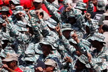 Ruas da Venezuela enchem-se de manifestantes pró e contra Maduro