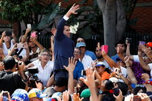 Ruas da Venezuela enchem-se de manifestantes pró e contra Maduro